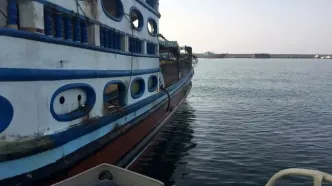 توقیف یک فروند شناور حامل ۸۰ هزار لیتر سوخت قاچاق در دریای عمان/ قاچاقچیان بدنه این شناور را با سیم خاردار پوشانده بودند