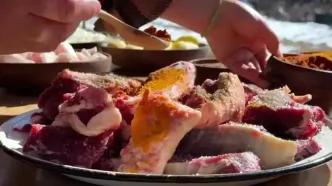 ببینید؛ غذای روستایی در آذربایجان؛ تهیه ترشی زنجبیل و سیب زمینی و پخت همبرگر غول پیکر