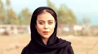 ژست عجیب خانم بازیگر مشهور در حال سیگار کشیدن! / عکس