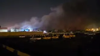 ببینید | باد باعث شعله‌ورشدن پراکندۀ آتش در بندر شهید رجایی شد