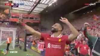 سلفی محمد صلاح با هواداران پس از گلزنی (لیورپول 4 - تاتنهام 1)
