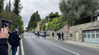 حضور سیاستمدار ایتالیایی با شلوارک در برابر محل مذاکرات!/ ویدئو