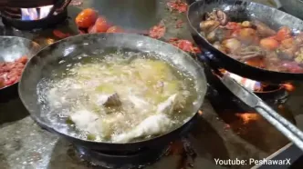 ببینید؛ غذای خیابانی در پاکستان؛ پخت خوراک محبوب مرغ و گوجه در پیشاور