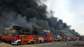 تصویر پهپادی از بین کانتینرهای در حال سوختنِ بندر شهید رجایی