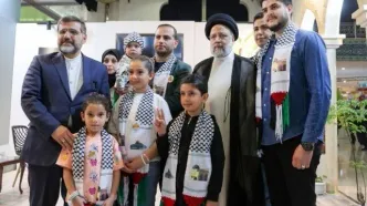 هدیه ای که شهید رئیسی به مناسب روز دختر به نوجوان فلسطینی داد