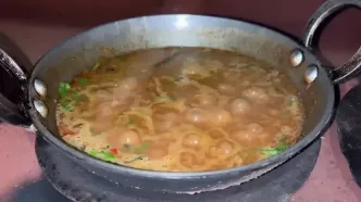ببینید؛ غذای روستایی در نپال؛ تهیه ترشی سیب زمینی و خوراک لوبیا در کوهستان