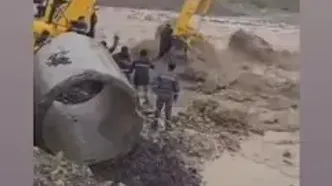 فیلم دلخراش از بلیعده شدن بولدوزر هنگام عملیات نجات در سیلاب / شدت آب بولدوزر و آدم ها را با خود برد