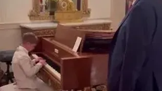تئو پسر ایوانکا نوه پسر ترامپ در کاخ سفید یک قطعه شخصی را برای «پدربزرگ» اجرا می‌کند