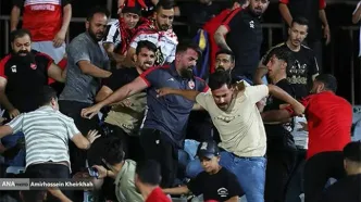 درگیری شدید هواداران پرسپولیس مقابل درب باشگاه