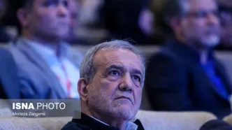 عکس یادگاری پزشکیان با تیم ملی فوتسال بانوان