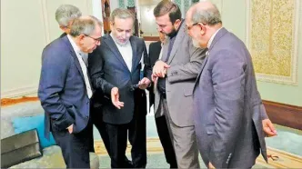 گفتگوی هیئت دیپلماتیک و کارشناسی ایران در مسقط پیش از آغاز مذاکرات تهران و واشنگتن/ ویدئو