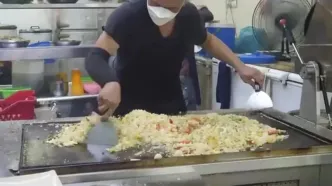 ببینید؛ غذای خیابانی در مالزی؛ برنج سرخ شده با میگو و تخم مرغ در کوالالامپور