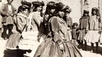 سفر به عصر قاجار؛ از «رقص کُردی» تا «نمایش پهلوانی» در کرمانشاه