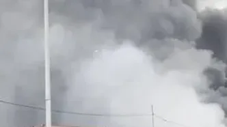 کمک به اطفاء حریق اسکله شهید رجایى با تلاش بالگردهاى هلال احمر و با رها کردن کیسه هاى پودر خاموش کننده در مرکز آتش + فیلم