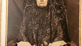 مادام عباس؛ زن فرانسوی بانفوذ در دربار قاجار که سبک زندگی زنان را تغییر داد / از آموزش زلف چتری و آرایش جدید تا پوشیدن‌جوراب کوتاه و تنبان فنر