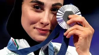 عکس؛ ژست خاص ناهید کیانی با جایزه‌ی خاص