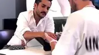 ببینید؛ آقای بازیگر در حال رسیدگی به ناخن‌های خود در یک سالن زیبایی