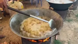 ببینید؛ غذای خیابانی در کامبوج؛ پخت غذا با ماهی برای مراسم عروسی در پری ونگ