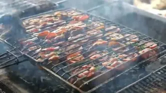 ببینید؛ غذای خیابانی در پاکستان؛ کباب ماهی کپور غول پیکر در پیشاور