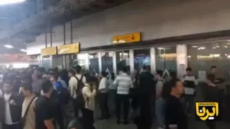 اختلال یک ساعته در حرکت قطارها به دلیل نقص فنی در خط پنج مترو و ازدحام جمعیت در ایستگاه گلشهر + فیلم