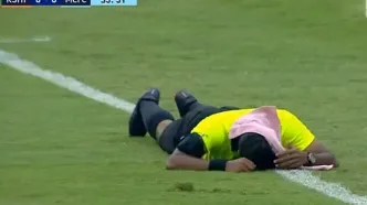 ببینید | اتفاق عجیب در فوتبال هند؛ حمله زنبورها باعث فرار هواداران و از پای در آمدن داور شد!