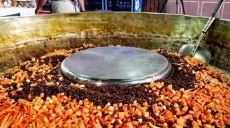 ببینید؛ غذای خیابانی در ازبکستان؛ نحوه پخت یک تن سمرقند پلو در نامانگان