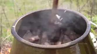 ببینید؛ غذای روستایی در گیلان؛ پخت آبگوشت و نان در طبیعت سرسبز آستارا
