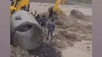 فیلم دلخراش از بلیعده شدن بولدوزر هنگام عملیات نجات در سیلاب / شدت آب  بولدوزر و آدم ها را با خود برد
