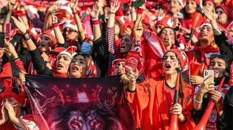 شعار حیا‌کن رهاکن بانوان پرسپولیس علیه درویش