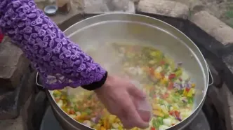 ببینید؛ غذای روستایی در ایران؛ پخت پلومرغ محلی در کوهستان های آستارا