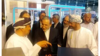 عراقچی به نمایشگاه کتاب مسقط رفت+ فیلم