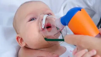 ببینید | نجات کودک ۲۰ ماهه از مرگ توسط پرستار نهاوندی