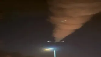 دیشب روند مهار آتش در اسکله شهید رجایی بندرعباس از طریق بالگردها و هواپیمای آب پاش ادامه داشت