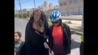 مادری که پشت دوچرخه دخترش دوید