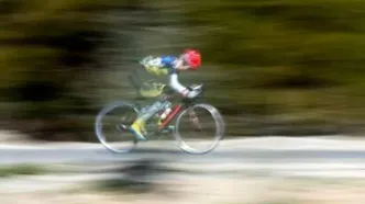 دختران بی‌کفش از یک شهر دورافتاده/ مادری که پشت دوچرخه دخترش دوید/ ویدئو