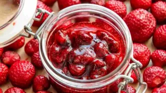 مربای توت فرنگی را با این روش ویژه درست کنید!