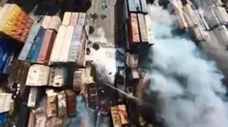 هشت تُن آب بر روی شعله‌های آتش بندرعباس ریختند، آنچه از اجساد مانده بود هم رفت!/ خانواده‌ قربانیان بی پناه مانده‌اند/ کودکان قربانی دومینوی رنج