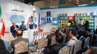 تصاویر | امضاهای یادگاری در نشست «روسیه در عصر پوتین» و رونمایی از دو کتاب عباس ملکی در نمایشگاه کتاب