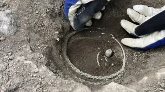 کشف گنج دستبندها و سکه‌ها از زیر یک خانه هزارساله