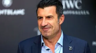 حرکت زشت فیگو در پاسخ به هواداران بارسا!