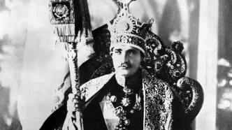 سفر در زمان؛ «ژست مقامات دربار و تیمورتاش در کنار تاج رضاخان»؛ سال 1305