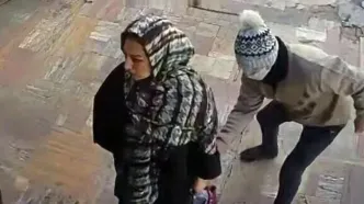 لحظه هولناک سرقت دستبند طلا از یک زن جوان