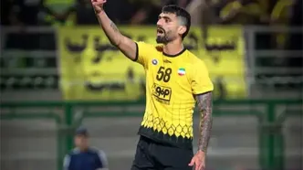 مدافع سپاهان، وسط بازی، قانون آفساید را آموزش دید!