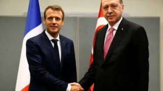 ببینید | رفتار جنجالی اردوغان با مکرون؛ رجب انگشت امانوئل را ول نمی‌کرد!