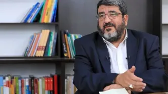 فواد ایزدی: باید بیشتر پرچم آمریکا را بسوزانیم!