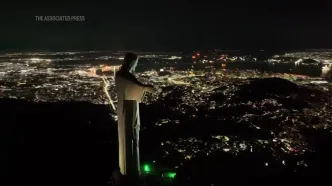 ببینید؛ مسیح پاپ را در آغوش گرفت