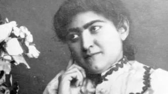سفر به عصر قاجار؛ از «ژست رومی خانم‌حاجب در پاریس» تا «دختر سیگاری عهد قاجار»