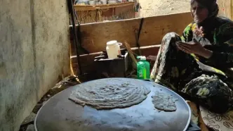 ببینید؛ غذای عشایری در ایران؛ پخت نان کنجدی سنتی در طبیعت