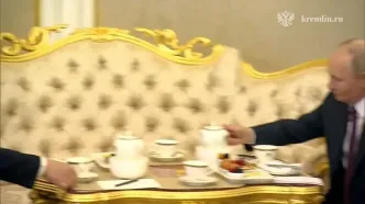 ببینید؛ وقتی رئیس جمهور روسیه برای رئیس جمهور چین، چای می‌ریزد