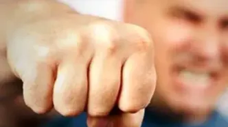 ضرب و شتم یک معلم هنگام درس توسط پدر دانش آموز/ تصویر عجیب